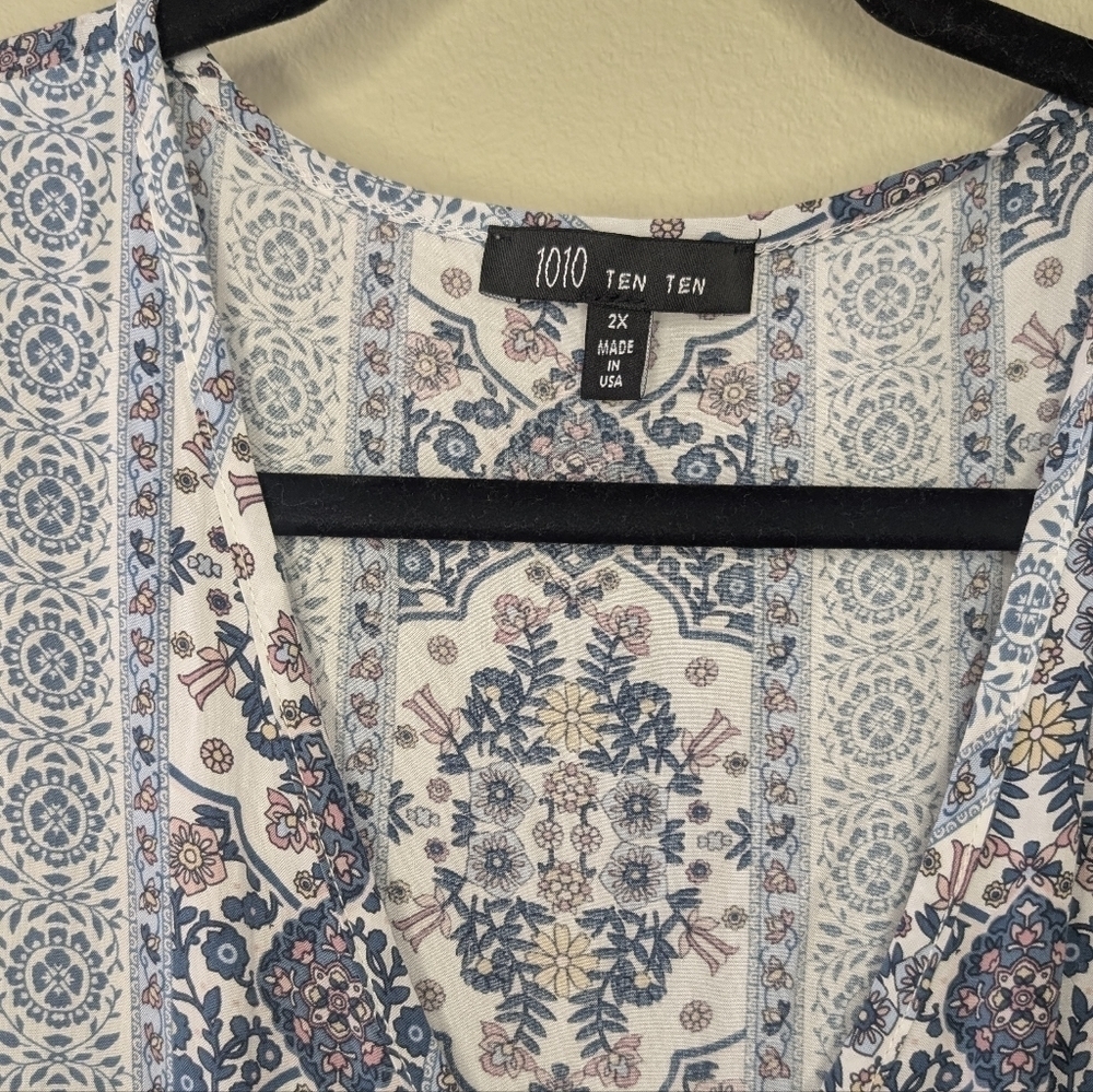 1010- Elegant Blue and White Patterned Women's Blouse Size XXL V-Neck - Picture 3 of 8